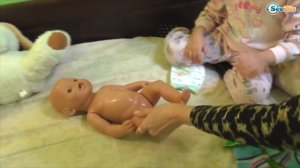 ✔ Девочка Ярослава меняет подгузники Кукле Беби Борн / We change diapers of Baby Born Doll ✔