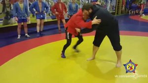 Бросок с упором стопы в живот в САМБО