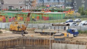Самоходный кран РДК работает с трубами на Стройке - Выгрузка загрузка