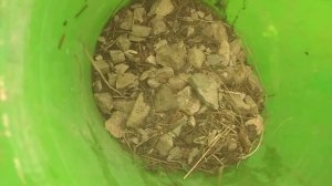 Обновляем декоративную отсыпку на альпийской горке. Новый щебень на клумбе. Очистка щебня от мусора