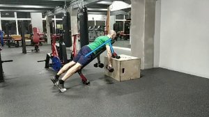 Тяга гантелей на наклонной скамье под 45°