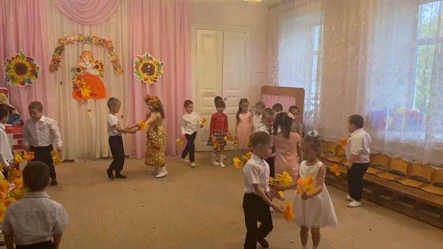 Подготовительная группа|танец «Листопад»