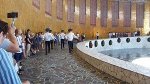 Смена почётного караула в  Зале  Воинской Славы.  Волгоград, Мамаев курган, 6 июля 2022 года.