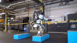 Сальто в исполнении робота Atlas от Boston Dynamics