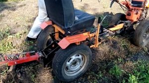 Копаем кортошку с помощью мотоблока и адаптера. Простая веерная копалка.