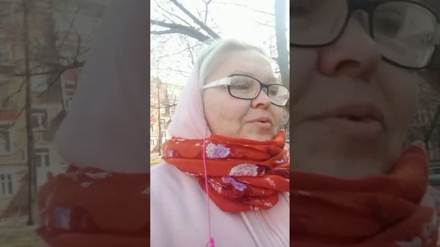 +6 с столице, ветер не сильный и солнышко. Гуляем, на ходу повторяю тексты. Сегодня сниму новое виде