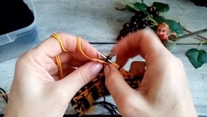 Необыкновенный двухцветный узор спицами.