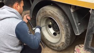 Меняем колесо на ISUZU NQR 71PL !