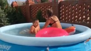 Купаемся дома в бассейне.