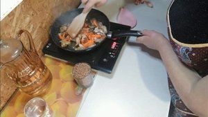 Как приготовить гречку с мясом в сковородке!!!