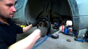 ФОРД ФОКУС 2. Скрежет сзади при движении! Замена задних колодок. Замена регулятора колодок.