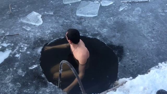 ЗИМНЯЯ СКАЗКА ? КУПАНИЕ В ПРОРУБИ смотреть онлайн