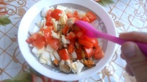 ПРОСТОЙ И ВКУСНЫЙ САЛАТ С МИДИЯМИ И ПОМИДОРАМИ И СЫРОМ??