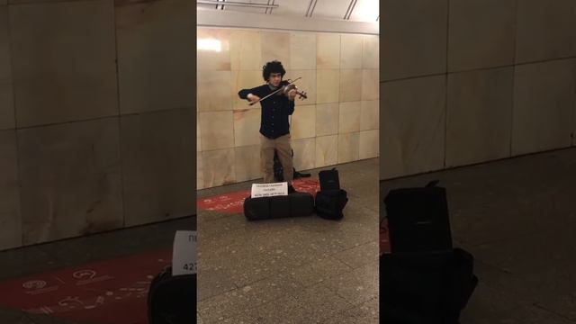Уличный Скрипач! Красиво парень в метро исполняет. Уличные таланты. Музыкант на улице! смотреть онлайн