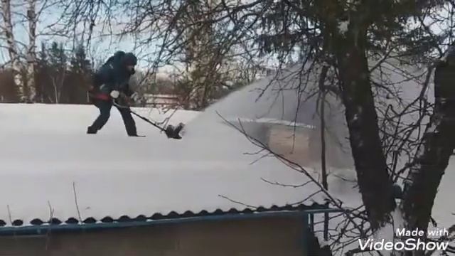 Убираем снег с крыши.2022г смотреть онлайн