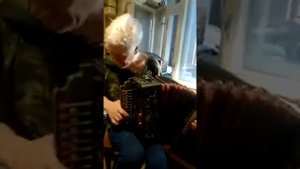 Гармонь Хорошилова Н.Д./Сборка мастера Бурова Николая Ефимовича/Играет гармонный мастер Акулин П.И.