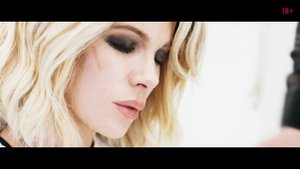 Красотка на взводе - Русский трейлер (2021)