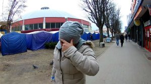 Молодая цыганка попрошайка разводит доверчивых лохов и насылает проклятия матами и бранью в Бресте