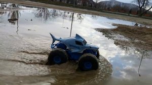 Машинка на радиоуправлении Монстр Джем Мегалодон / Monster Jam RC / Вездеход / Едет даже по морю