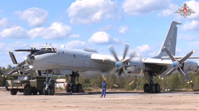 Восемь противолодочных самолётов отрабатывают поиск подводных лодок условного противника
