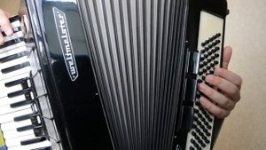 Урок игры на аккордеоне. Под небом Парижа!