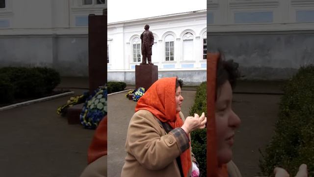 Памятник Ленину-Шевченко в Корце