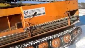 Танк давит машину!