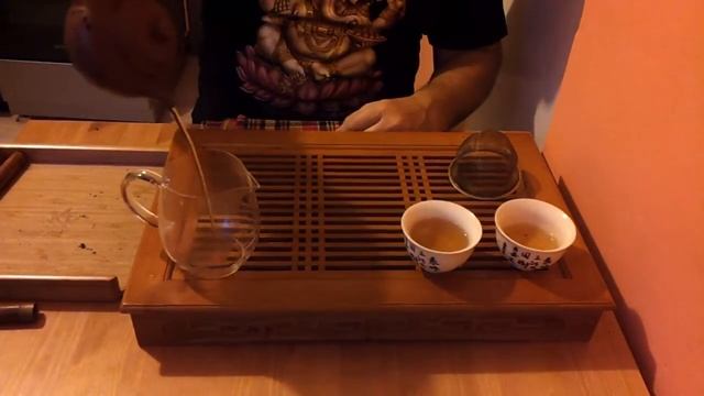 Как заваривать пуэр в чайнике из исинской глины смотреть онлайн