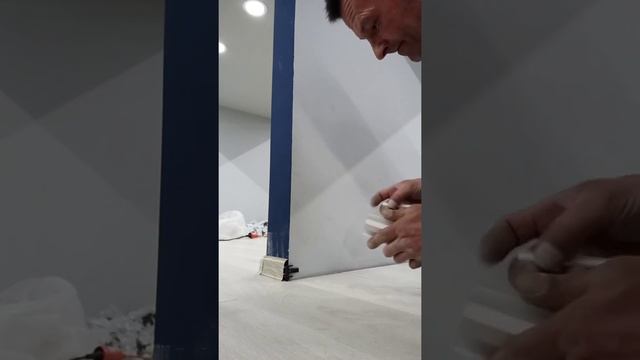 Плинтус ПВХ с кабель каналом. Внешний угол.