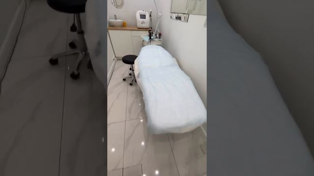 Лазерный аппарат по удалению татуажа и процедуры карбонового пилинга. смотреть онлайн