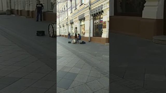 Уличный музыкант. КАВЕР на улице Москвы.