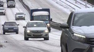 Сегодня златоустовцы встретили приход зимы. Однако ещё вчера дорожные службы укладывали асфальт