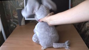 Детская игрушка слон, который машет ушами и поет