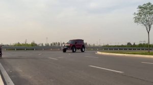 Танк 300, модифицированный красным цветом, идет в паре с горячей девушкой #tank300