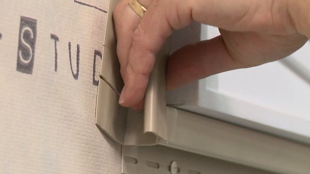 Trimming Around Decorative Windows When Installing Vinyl Siding смотреть онлайн