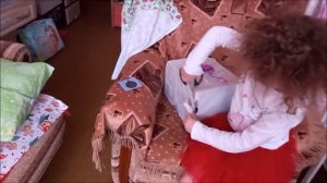 Дед Мороз пришёл ночью и положил подарки под ёлку. Его видела только Лера?