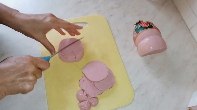 Быстрая пицца на дрожжевом пирожковом тесте.