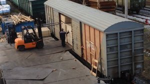 Погрузка ДСП в крытый вагон