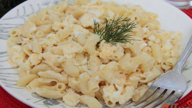 Макароны с яйцом и сыром в мультиварке