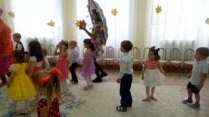 Танец-игра "Смотрит солнышко в окошко" ("Солнышко и дождик") для малышей