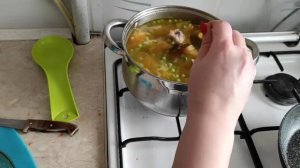 Куриный суп с плавленным сырком и зелёным горошком! Вкус просто пальчики оближешь!!!