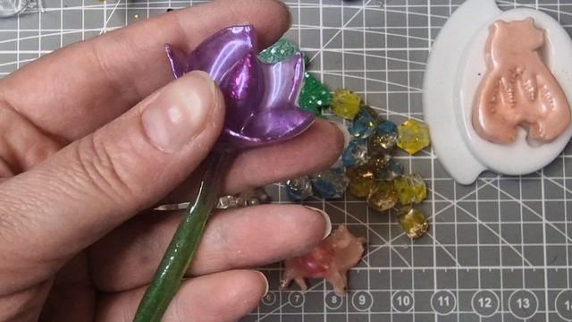Демолдинг интересных элементов - делаем красивые броши из смолы :)