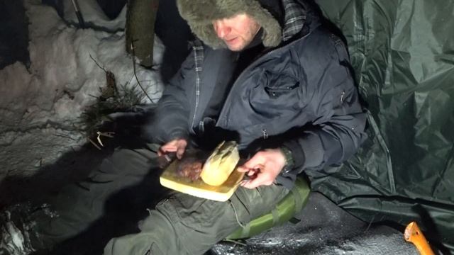 Ночёвка в зимнем лесу -17°C Еда на костре winter bushcraft охота forest survival / экстрим camping смотреть онлайн
