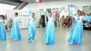 Танец корейских девушек:)