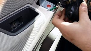 Fiat Idea. Демонтаж-Разборка обшивки водительской двери.
