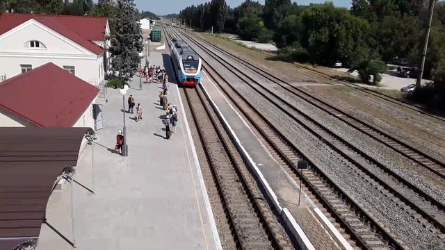 РА-3-039 сообщением Армянск-Феодосия летним солнечным утром. Ст. "Нижнегорская" Крым. смотреть онлайн