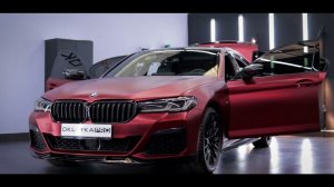 BMW 5 в цвете PET Satin Chrome Romanee Red «Красный хром» от Sunmaxfilms в OKLEYKA.PRO ®