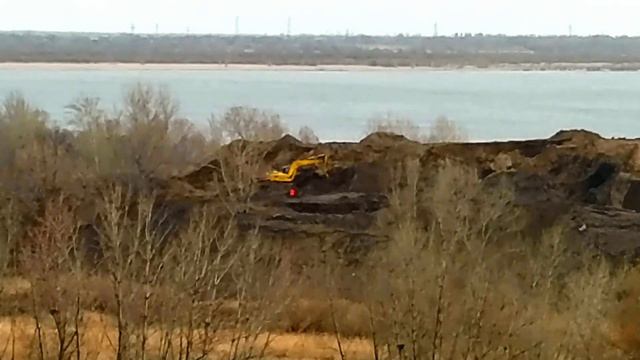 Экскаватор копает землю на краю оврага поймы реки Мокрая Мечётка Волгоград, Часть №1, стаб