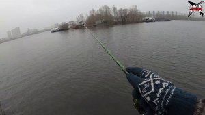 ЗИМНИЙ СПИННИНГ В ДЕКАБРЕ. РЫБАЛКА НА МОСКВА РЕКЕ. ЛОВЛЯ ОКУНЯ на отводной поводок.