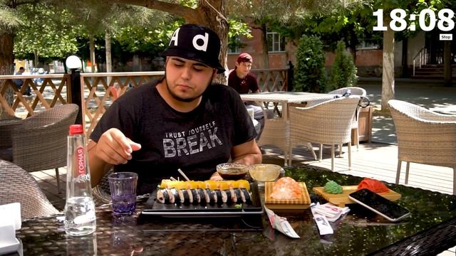 Съешь 10 роллов и выиграй 10 000 рублей (ЧЕЛЛЕНДЖ) смотреть онлайн